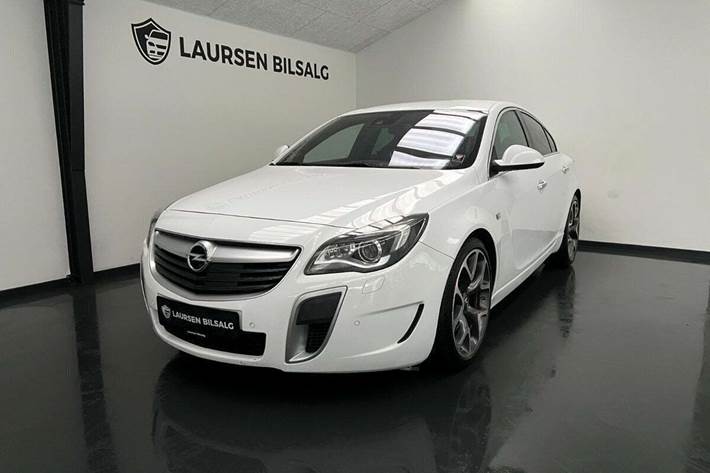 Hvid Opel Insignia fra 2015