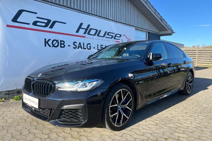 Sort BMW 530e fra 2022 set udefra