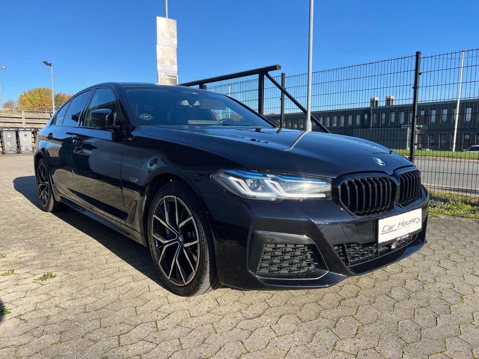 Sort BMW 530e fra 2022