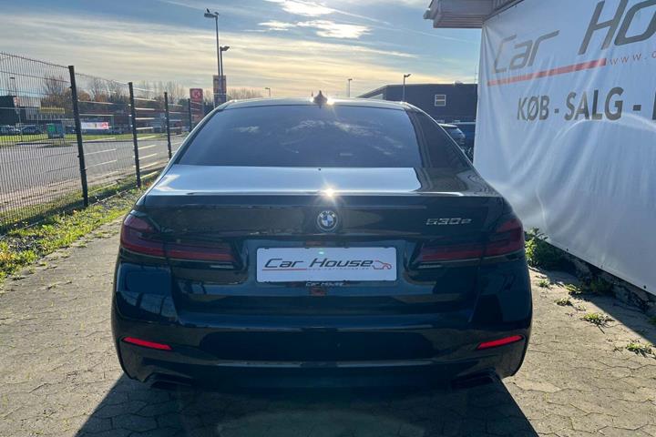 Sort BMW 530e fra 2022
