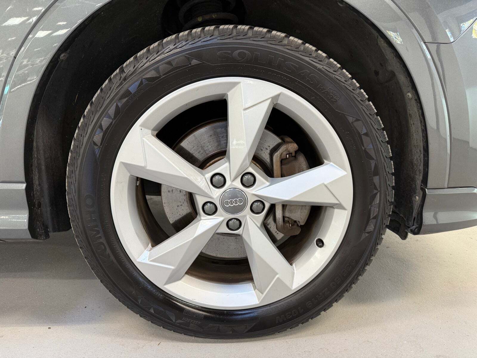 Grå Audi Q3 fra 2021