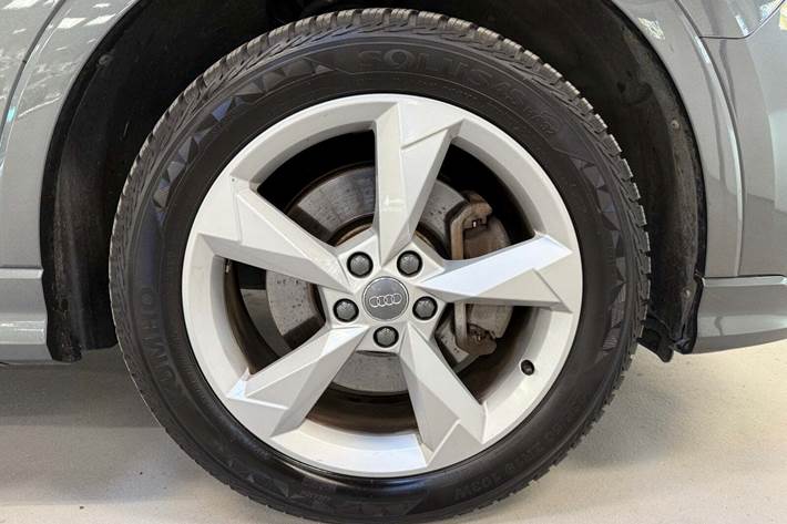 Grå Audi Q3 fra 2021