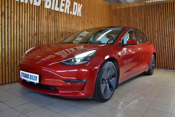 Rød Tesla Model 3 fra 2023 set udefra