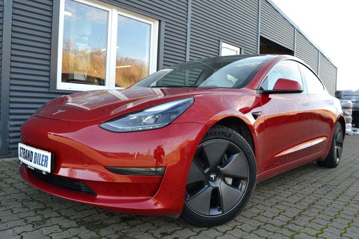 Rød Tesla Model 3 fra 2023