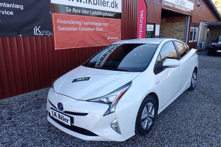 Hvid Toyota Prius fra 2018 set udefra