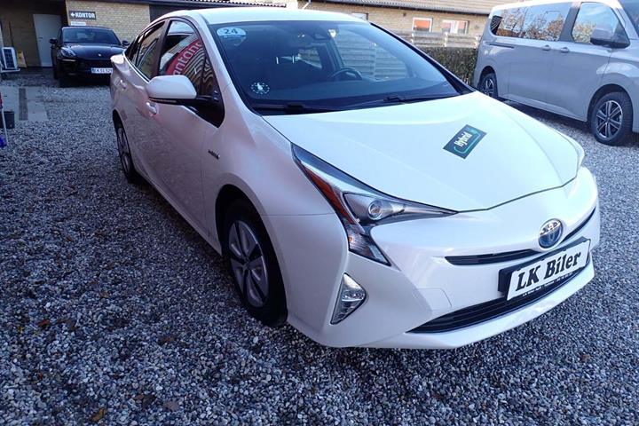 Hvid Toyota Prius fra 2018 set udefra