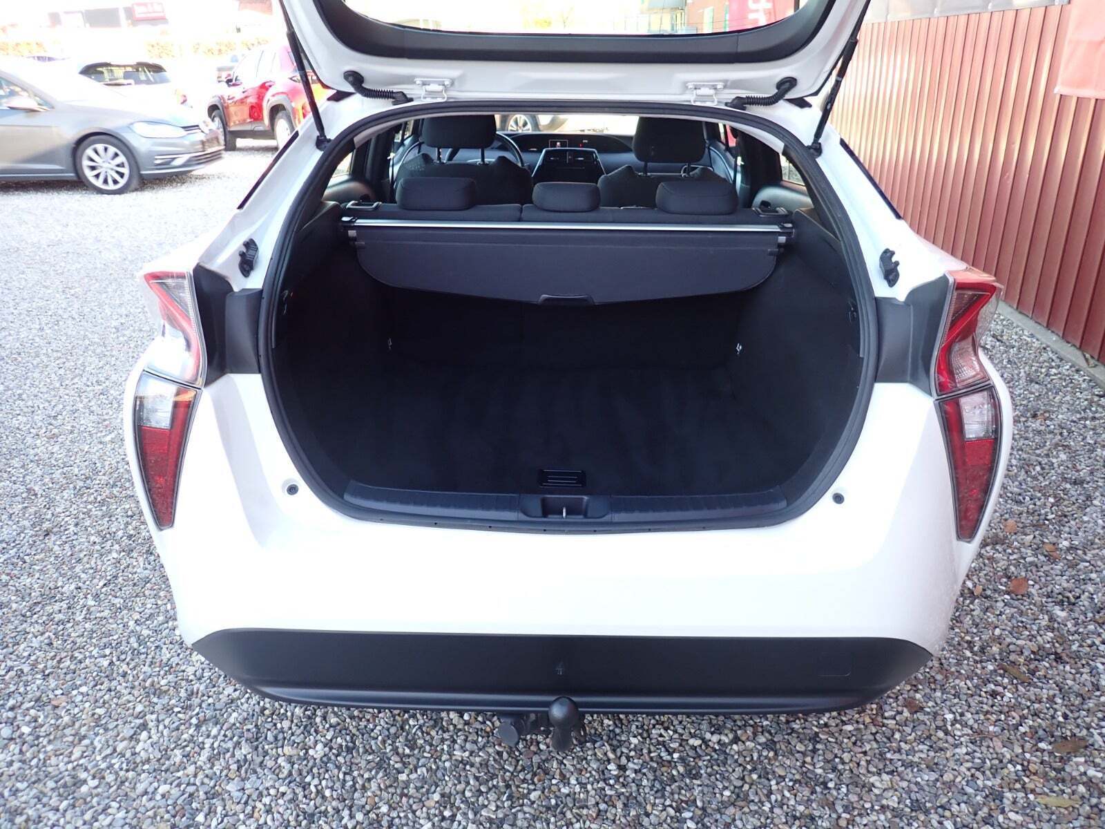 Hvid Toyota Prius fra 2018 set indefra