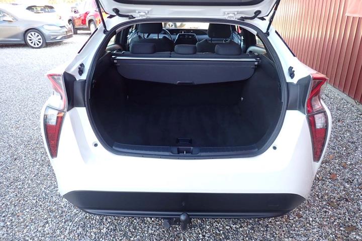 Hvid Toyota Prius fra 2018 set indefra