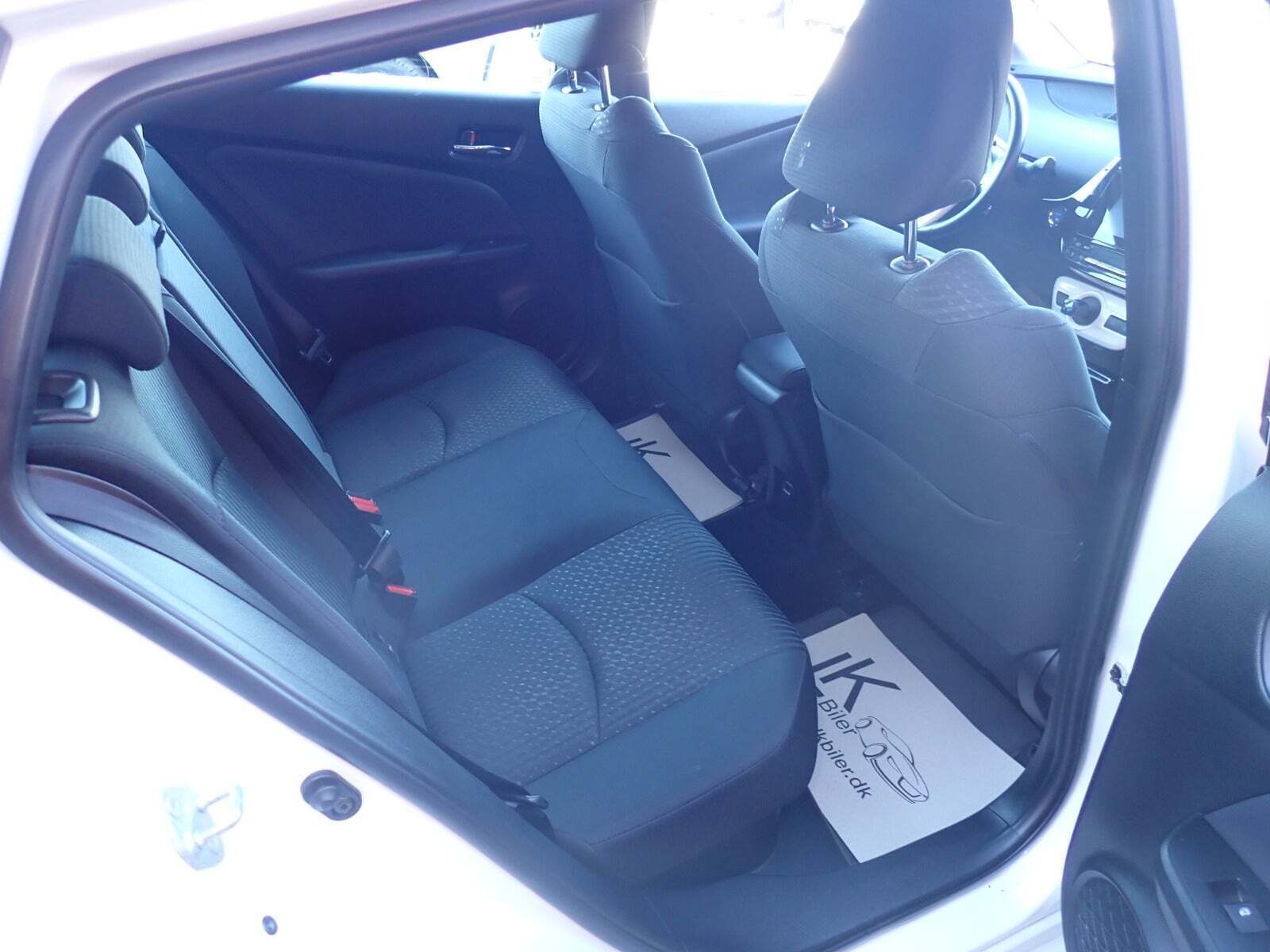 Hvid Toyota Prius fra 2018 set indefra