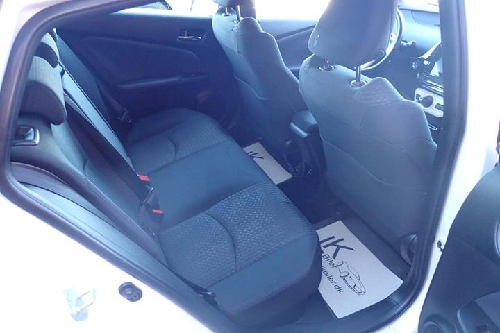 Hvid Toyota Prius fra 2018 set indefra