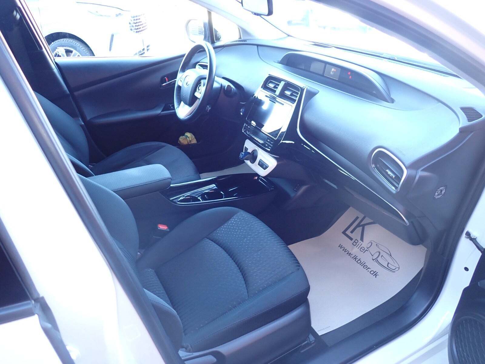 Hvid Toyota Prius fra 2018 set indefra