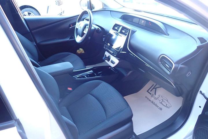 Hvid Toyota Prius fra 2018 set indefra