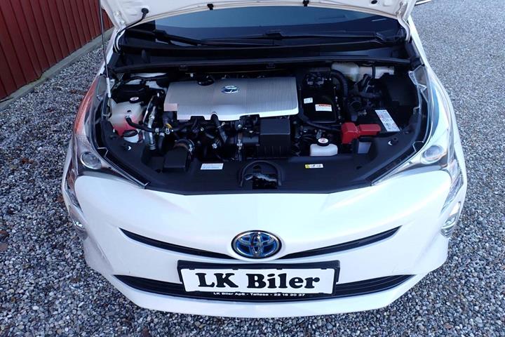 Hvid Toyota Prius fra 2018 set udefra