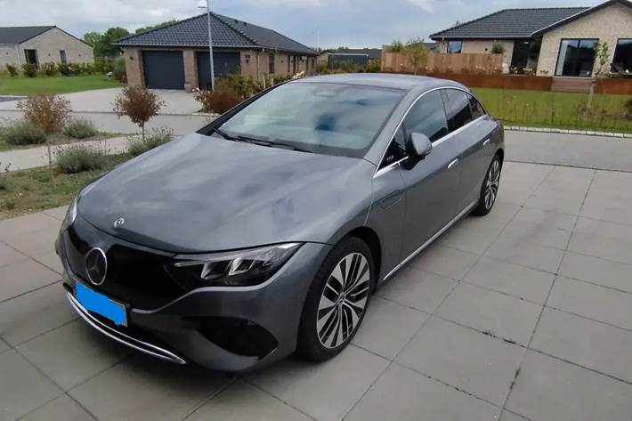 Grå Mercedes EQE 350+ fra 2022
