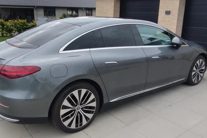 Grå Mercedes EQE 350+ fra 2022
