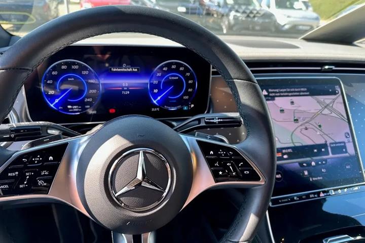 Grå Mercedes EQE 350+ fra 2022