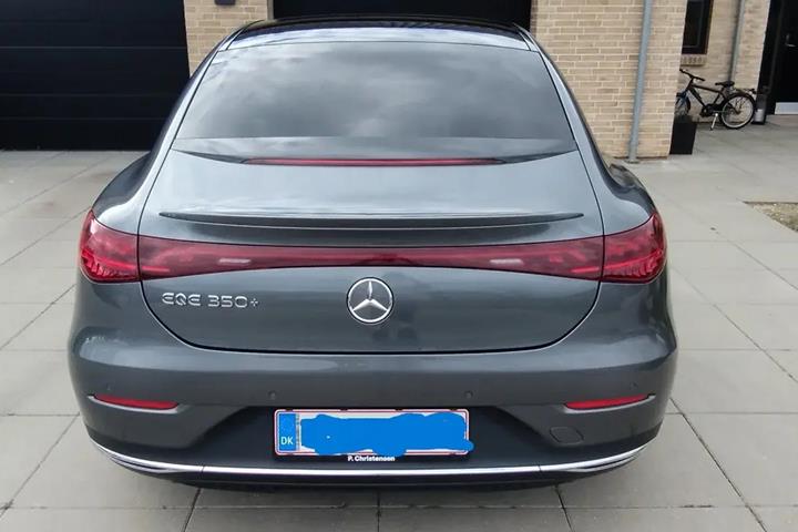 Grå Mercedes EQE 350+ fra 2022