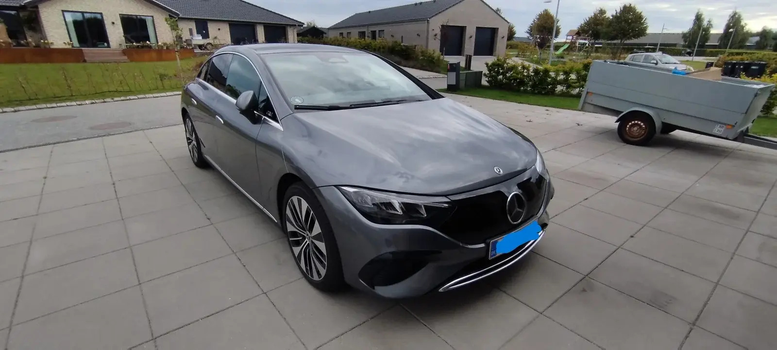 Grå Mercedes EQE 350+ fra 2022