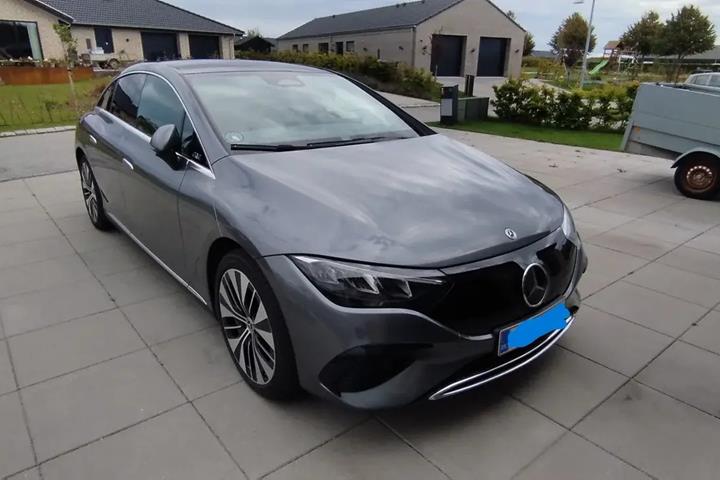 Grå Mercedes EQE 350+ fra 2022