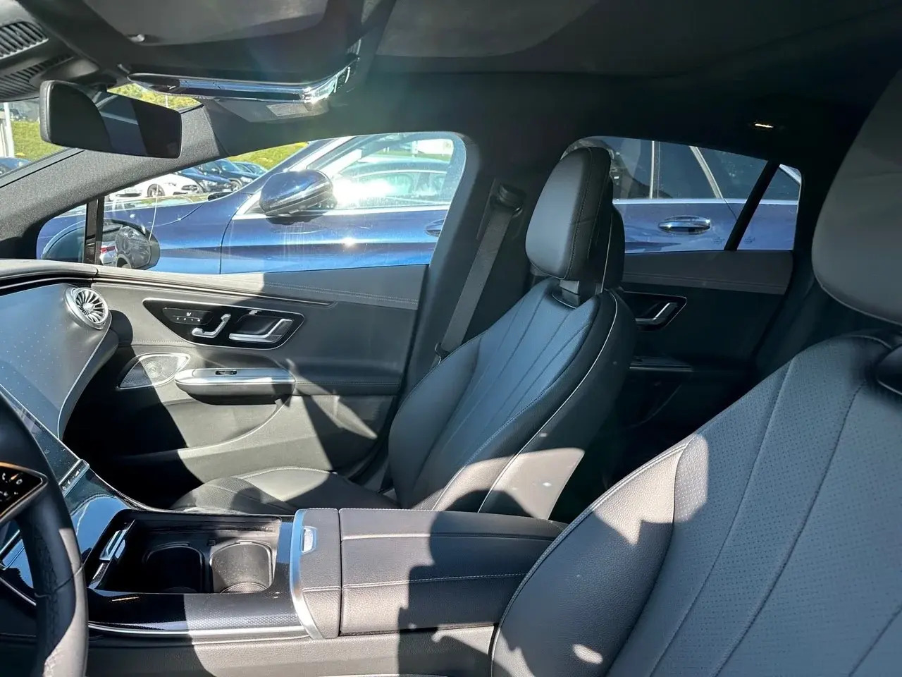 Grå Mercedes EQE 350+ fra 2022