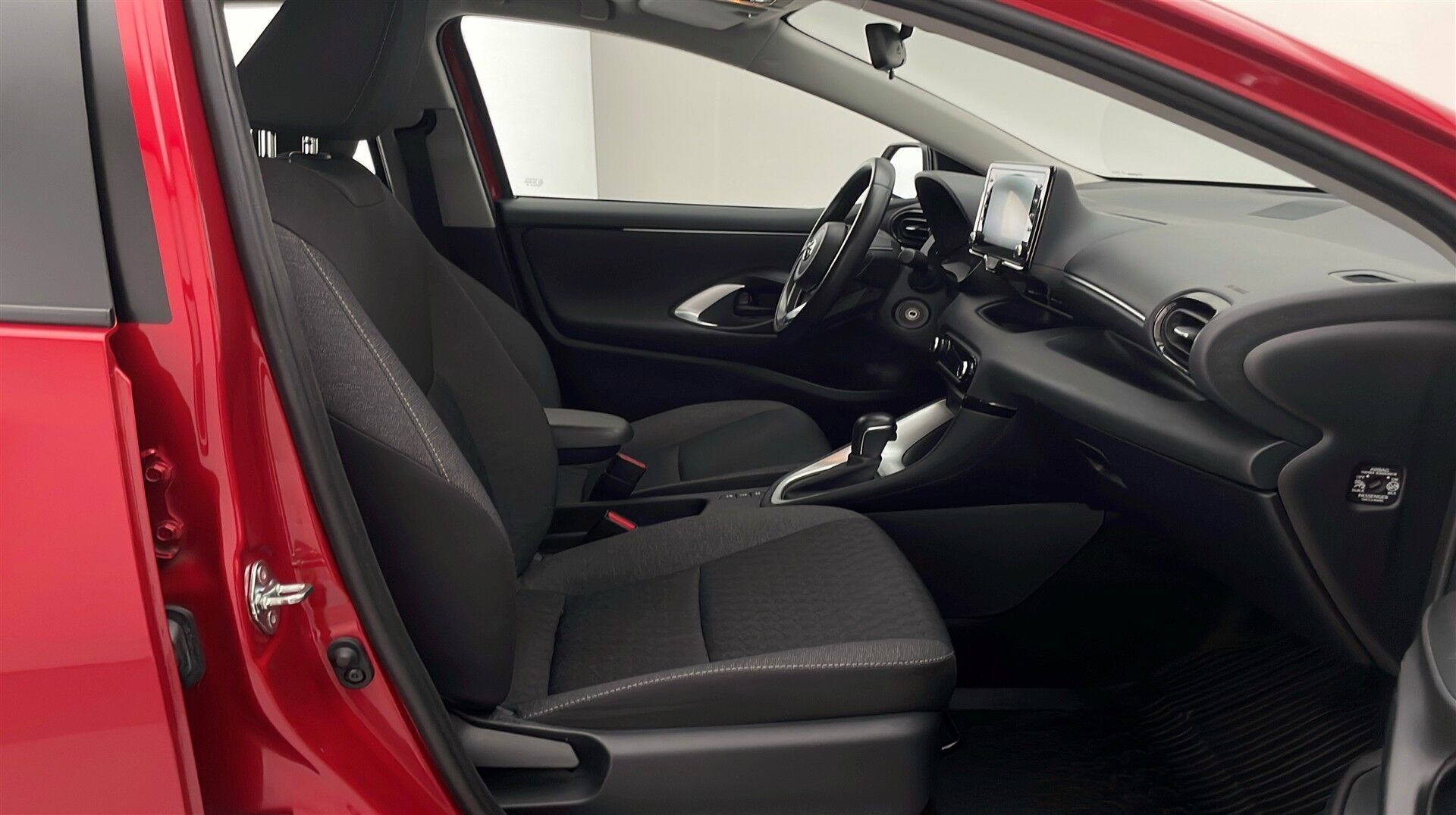 Rød Toyota Yaris fra 2023