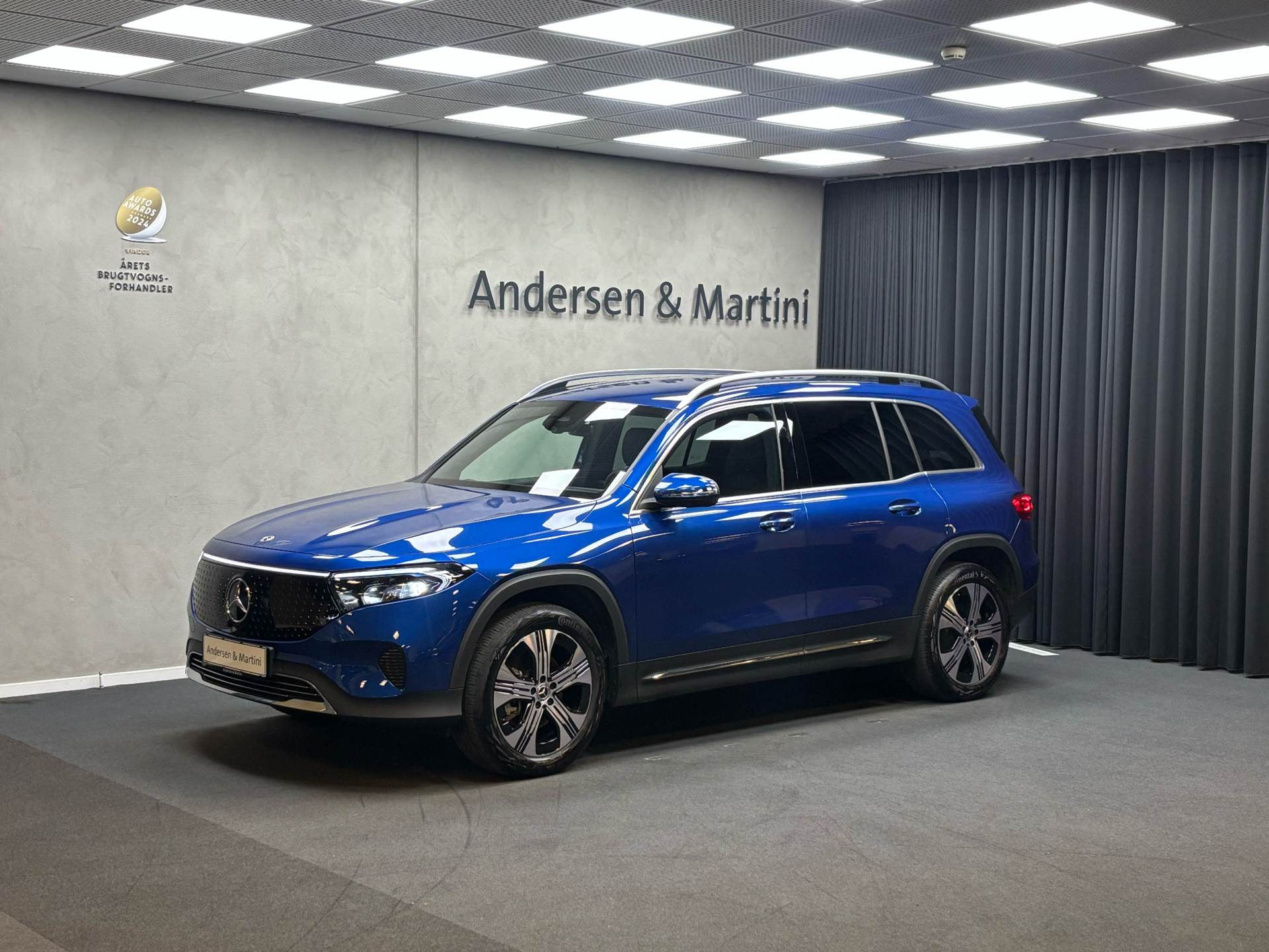 Blå Mercedes EQB 300 fra 2024 set udefra