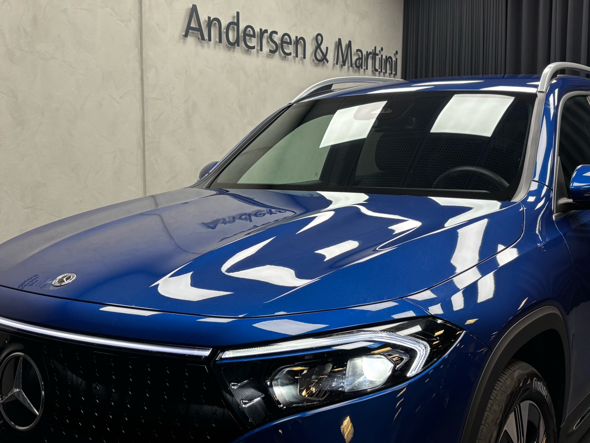 Blå Mercedes EQB 300 fra 2024