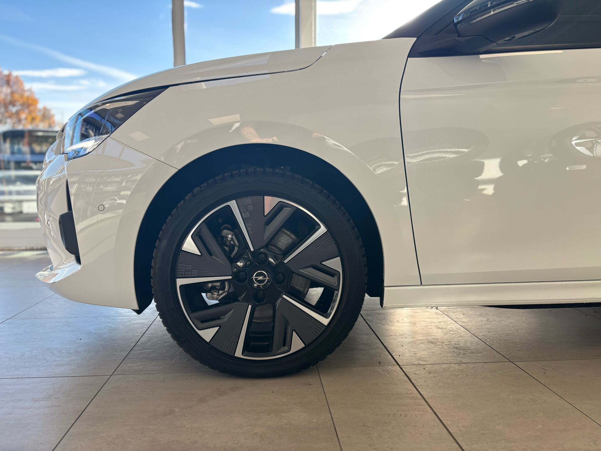 Hvid Opel Corsa-e fra 2023