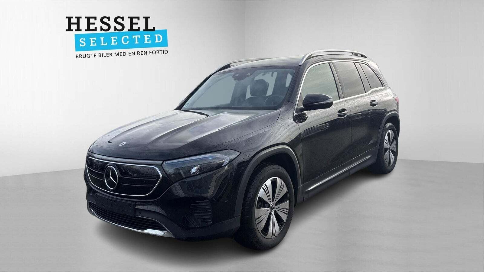 Sort Mercedes EQB250+ fra 2023 set udefra