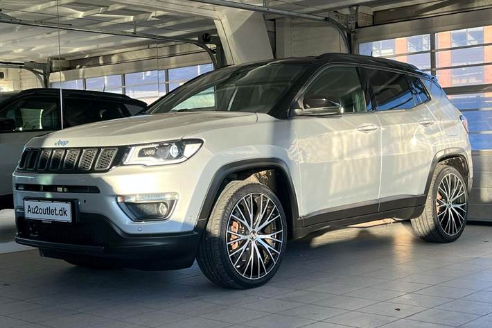 Sølv Jeep Compass fra 2020 set udefra
