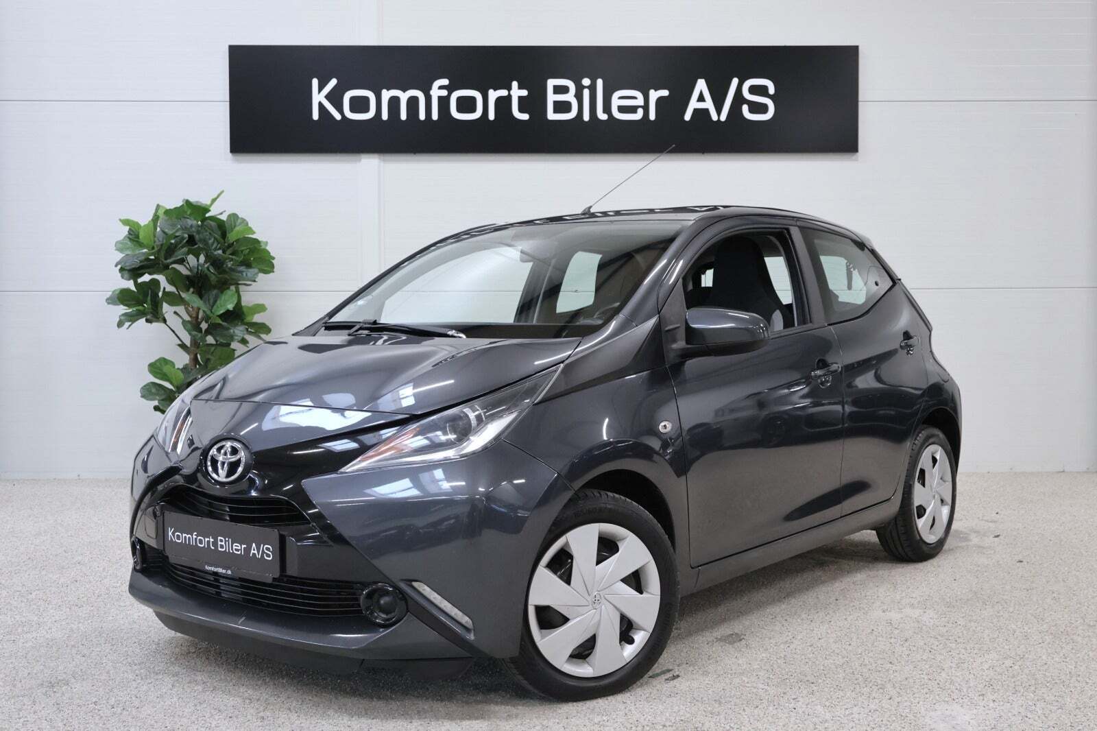 Grå Toyota Aygo fra 2015