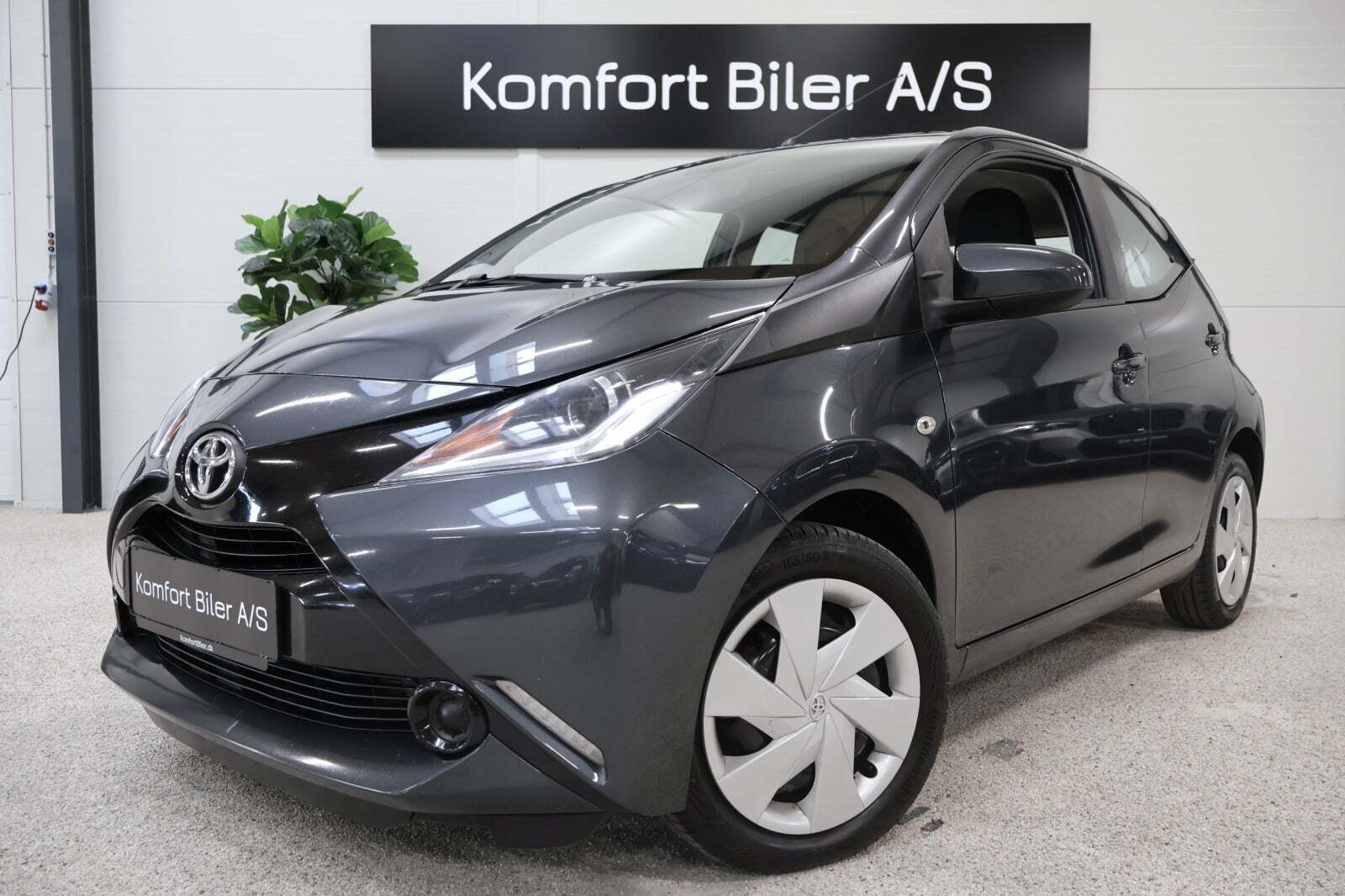 Grå Toyota Aygo fra 2015