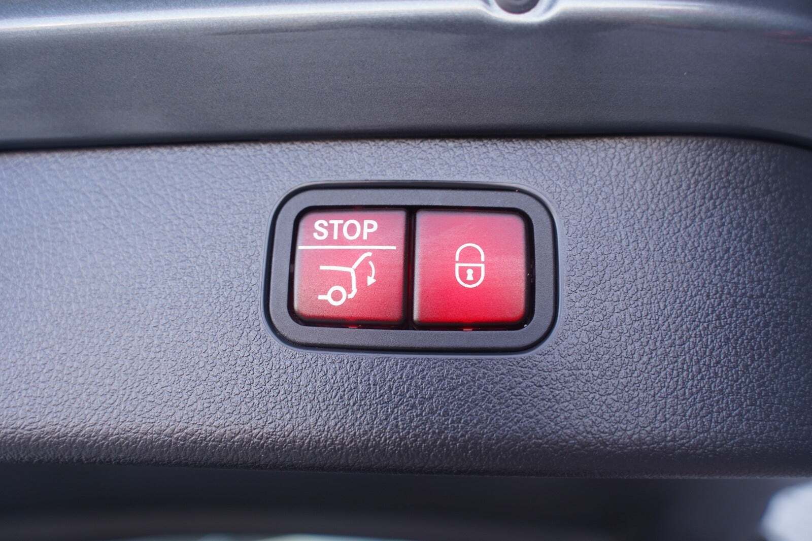 Grå Mercedes C300 d fra 2023