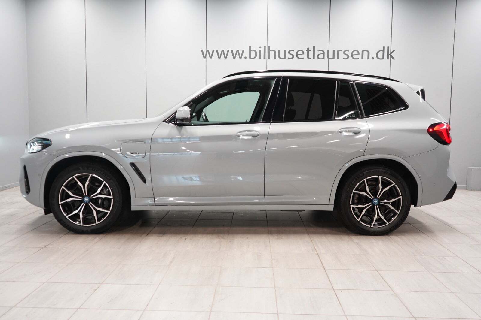 Grå BMW X3 fra 2022