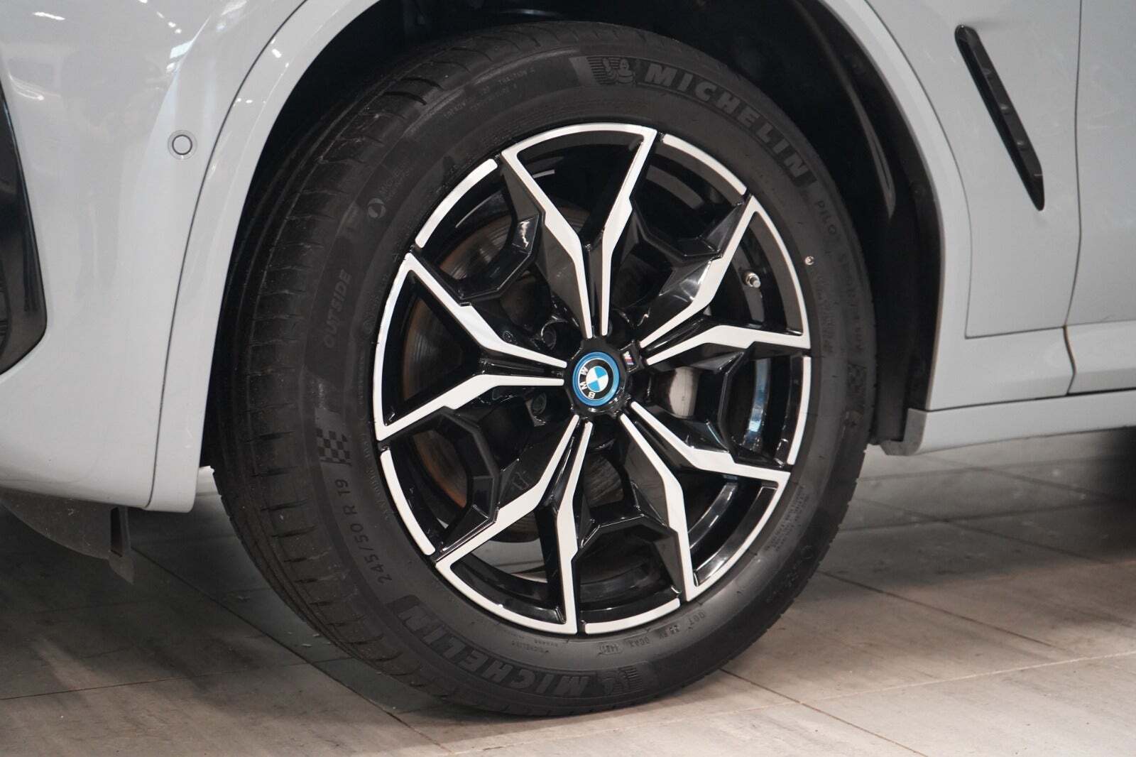 Grå BMW X3 fra 2022