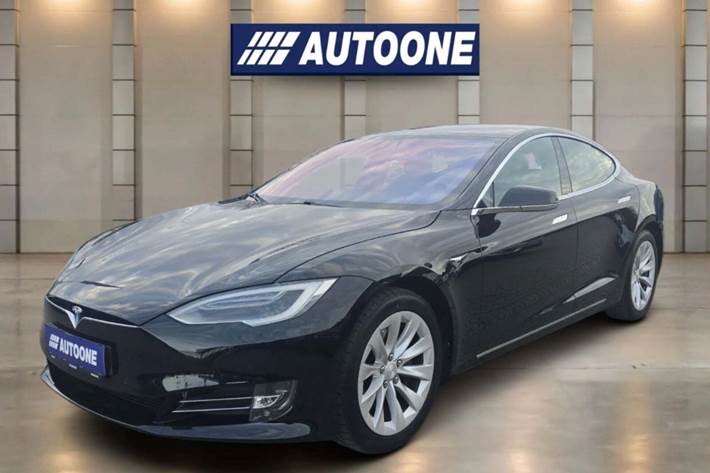 Sort Tesla Model S fra 2017 set udefra