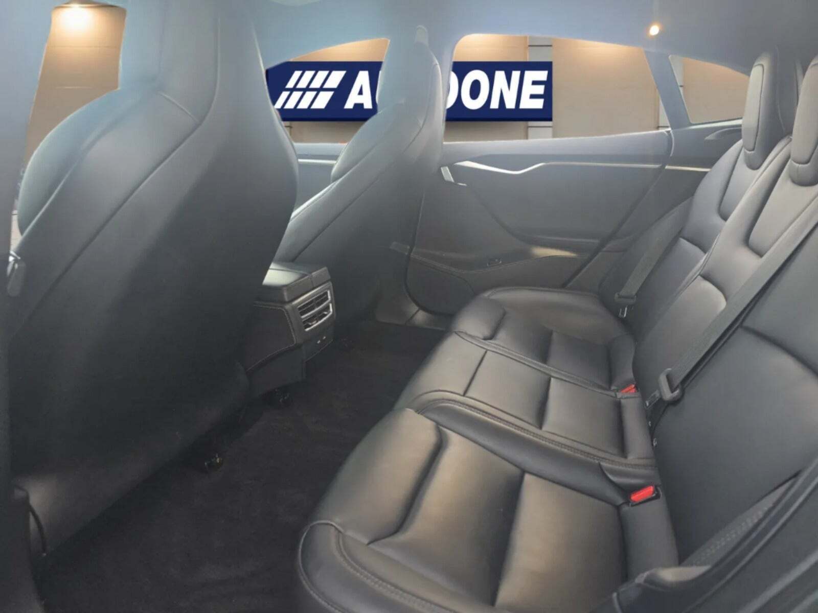 Sort Tesla Model S fra 2017