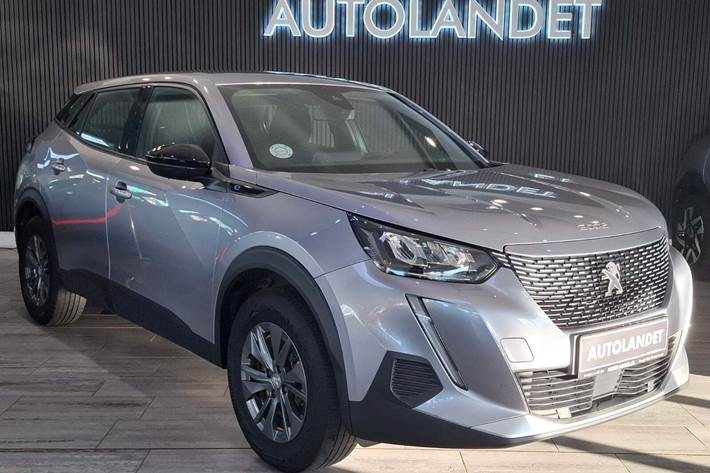 Grå Peugeot e-2008 fra 2023 set udefra