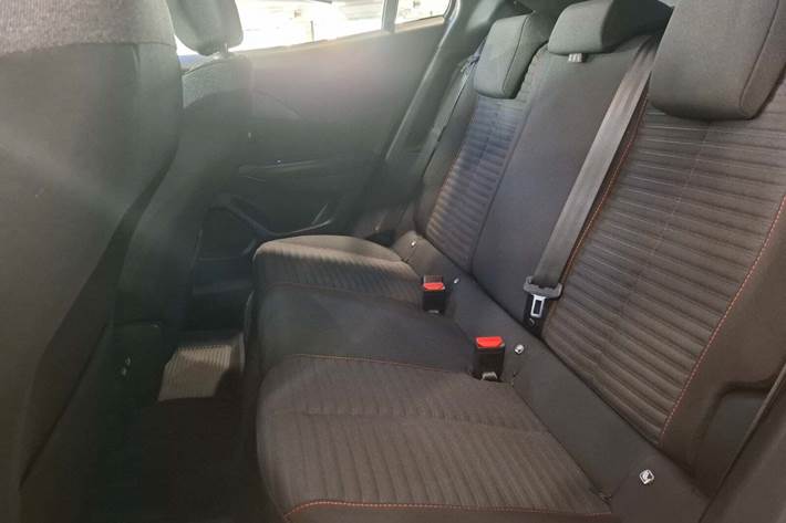 Grå Peugeot e-2008 fra 2023