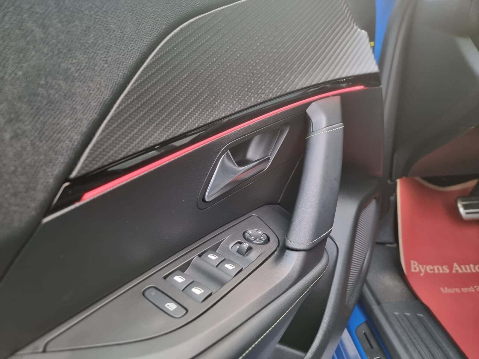 Blå Peugeot e-2008 fra 2021