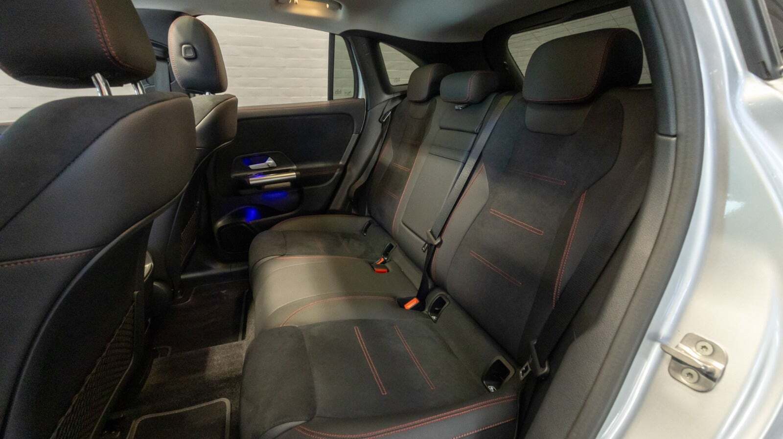 Sølv Mercedes EQA300 fra 2023