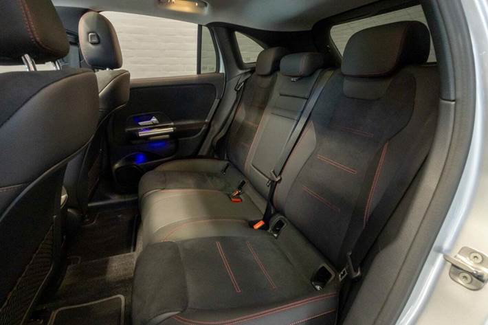 Sølv Mercedes EQA300 fra 2023