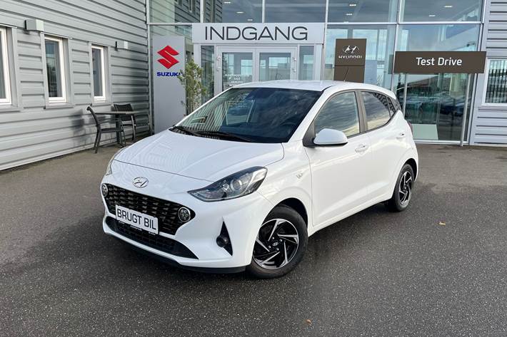 Hvid Hyundai i10 fra 2021 set udefra