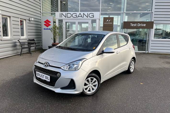 Sølv Hyundai i10 fra 2018 set udefra