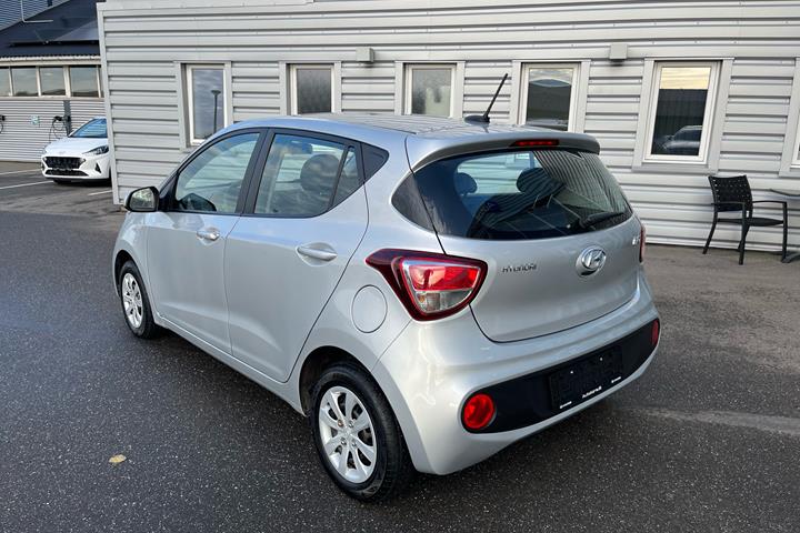 Sølv Hyundai i10 fra 2018