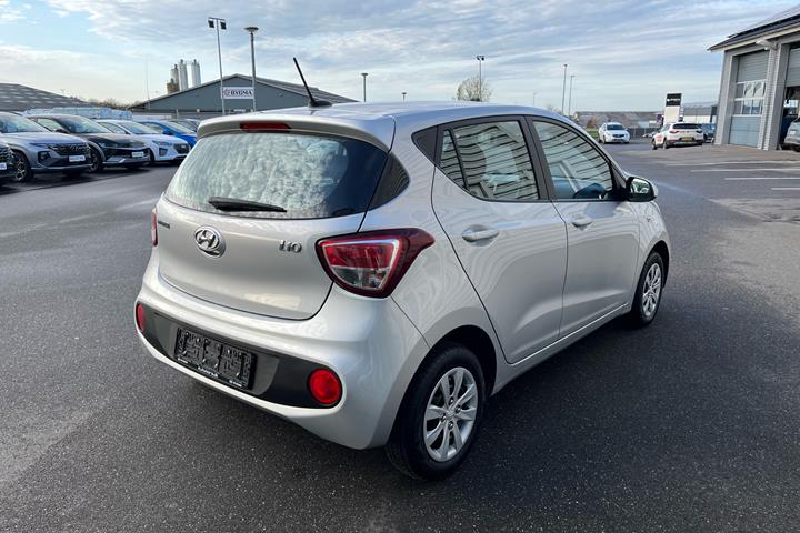 Sølv Hyundai i10 fra 2018