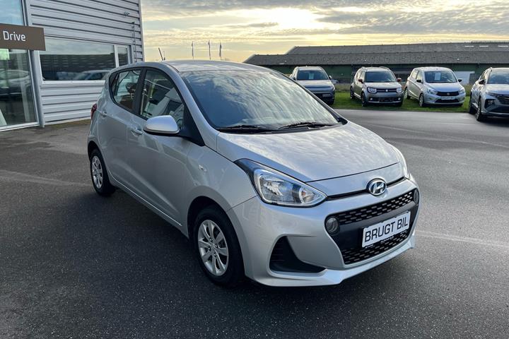 Sølv Hyundai i10 fra 2018