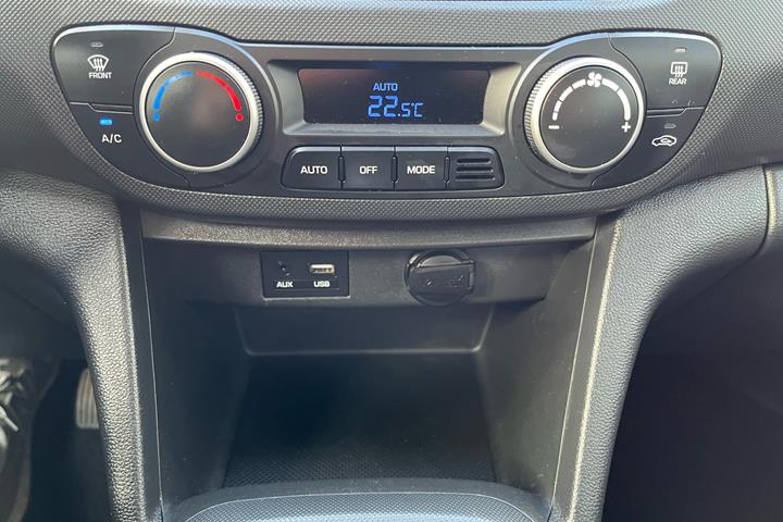 Sølv Hyundai i10 fra 2018