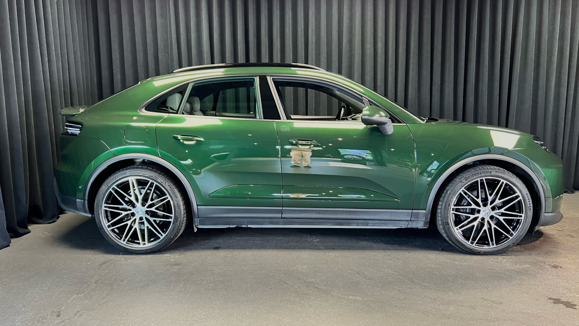 Grøn Porsche Macan fra 2024