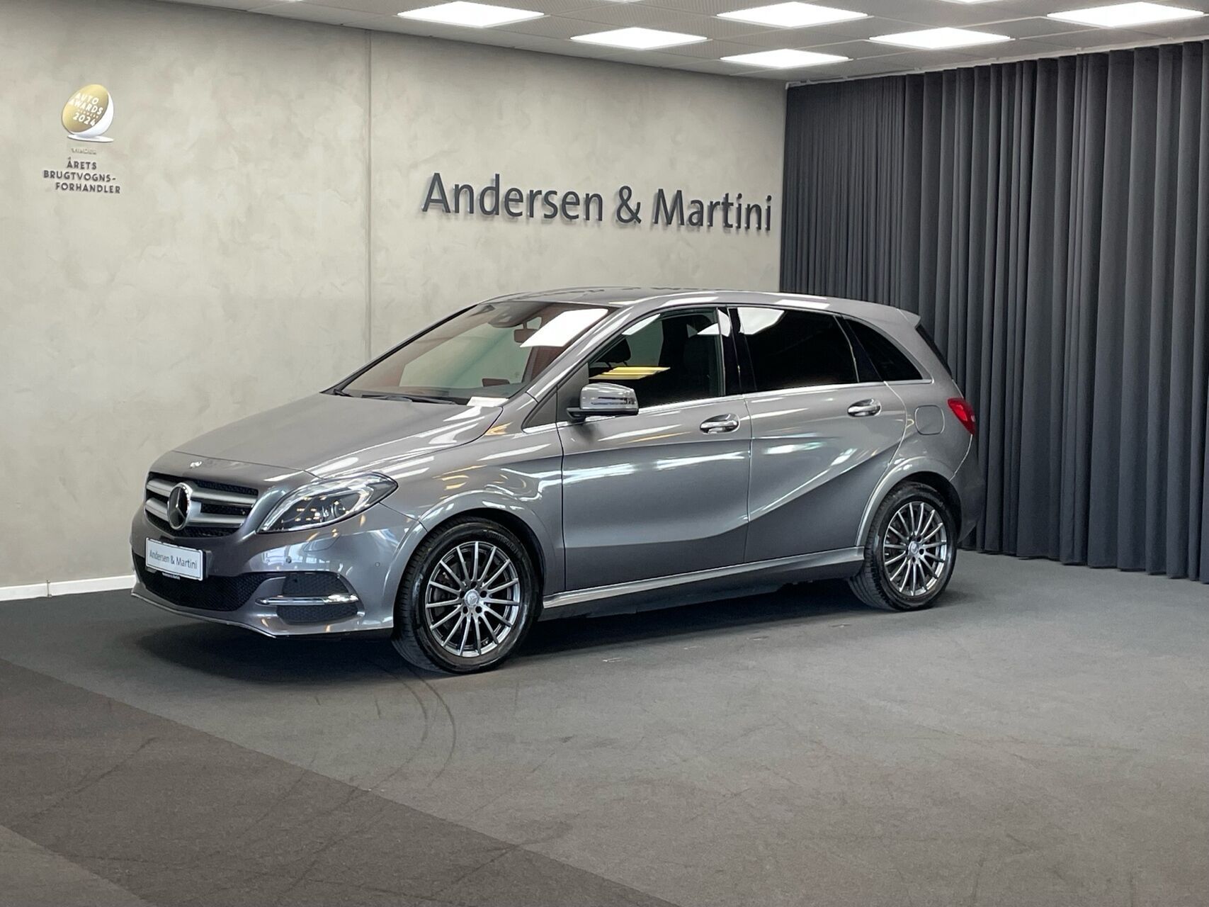 Grå Mercedes B Electric Drive fra 2015 set udefra